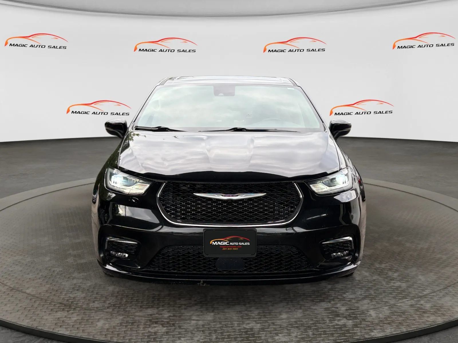 Used 2023 Chrysler Pacifica Touring-L FWD image 3