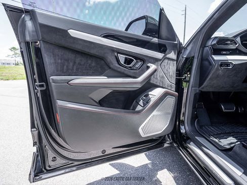 Used 2021 Lamborghini Urus AWD/4WD image 35