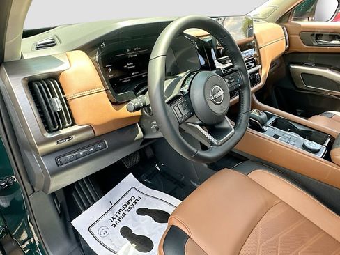 Used 2025 Nissan Pathfinder Platinum w/ Black Appearance Package AWD/4WD image 9