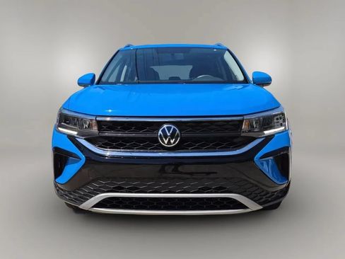 Used 2022 Volkswagen Taos SE w/ Panoramic Sunroof Package FWD image 8