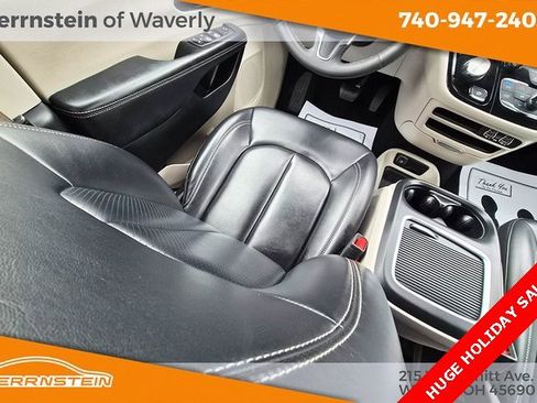 Used 2023 Chrysler Pacifica Touring-L image 14