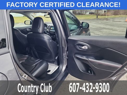 Used 2021 Jeep Cherokee Trailhawk AWD/4WD image 30