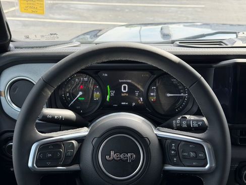 Used 2025 Jeep Wrangler Unlimited Sahara AWD/4WD image 27