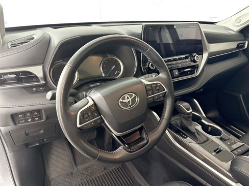 Used 2022 Toyota Highlander Platinum FWD image 4