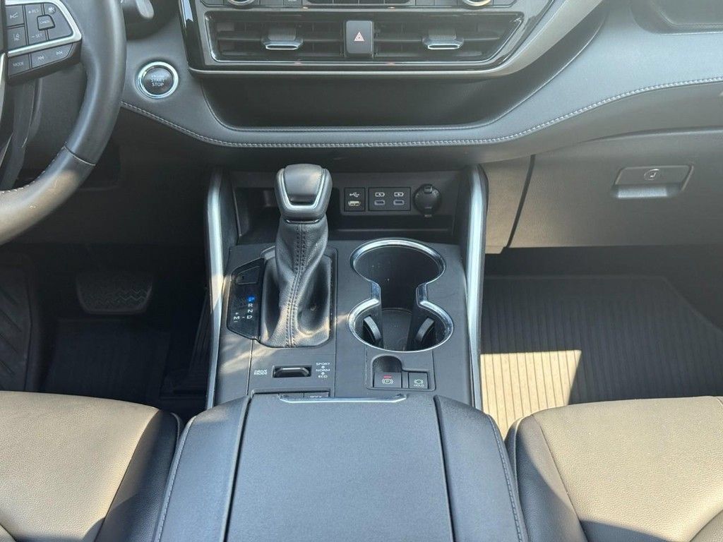 Used 2022 Toyota Highlander XLE AWD/4WD image 22