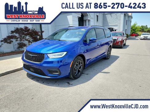 Used 2021 Chrysler Pacifica Touring-L w/ Uconnect Theater Family Group FWD image 1