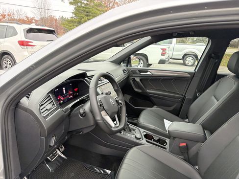 Used 2023 Volkswagen Tiguan SE R-Line image 14