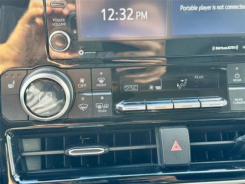 Used 2022 Toyota Highlander XLE image 15