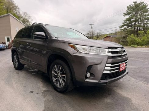 Used 2017 Toyota Highlander XLE AWD/4WD image 3