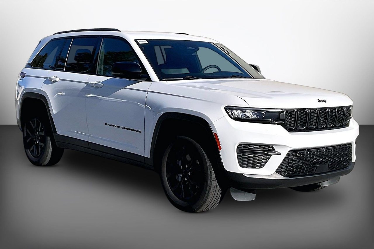Used 2024 Jeep Grand Cherokee Altitude AWD/4WD image 2
