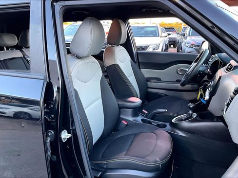 Used 2016 Kia Soul + image 8