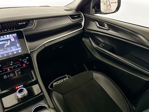 Used 2024 Jeep Grand Cherokee L Altitude image 31