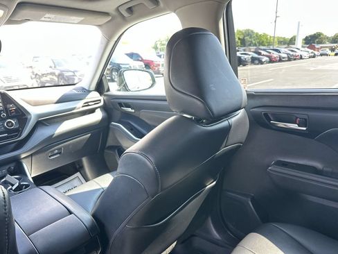 Used 2022 Toyota Highlander XLE AWD/4WD image 11
