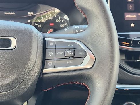 Used 2025 Jeep Compass Trailhawk AWD/4WD image 29
