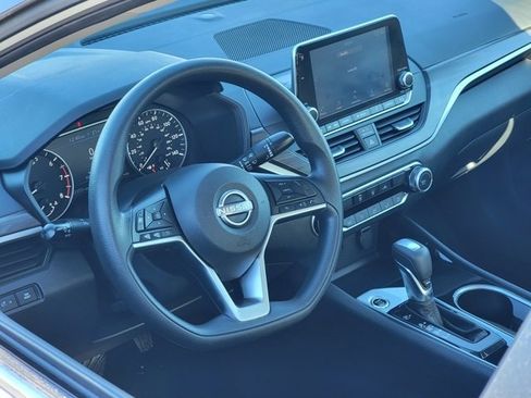 Used 2024 Nissan Altima 2.5 SV image 17