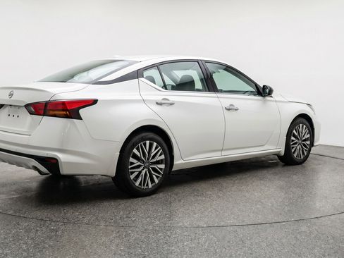 Used 2025 Nissan Altima 2.5 SV FWD image 9