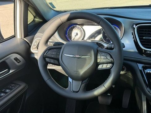 New 2026 Chrysler Pacifica Limited w/ S Appearance Package FWD image 11