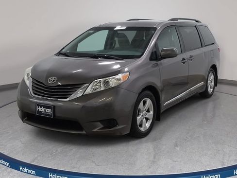Used 2016 Toyota Sienna LE w/ Protection Package FWD image 1