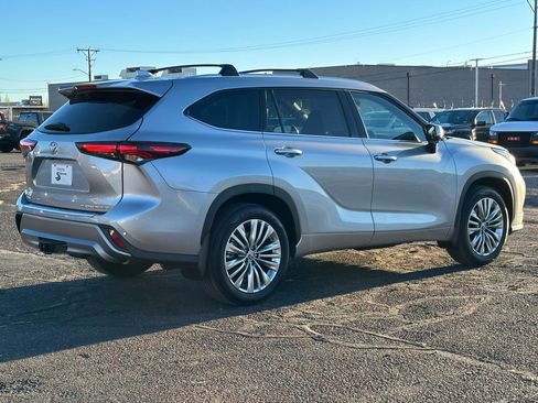 Used 2025 Toyota Highlander Platinum image 7