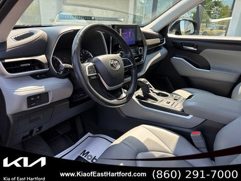 Used 2023 Toyota Highlander XLE AWD/4WD image 29