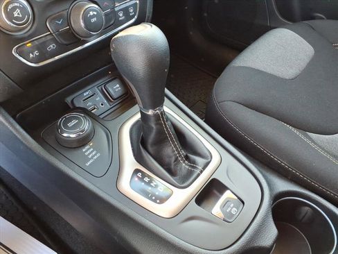 Used 2018 Jeep Cherokee Latitude w/ Cold Weather Group image 21