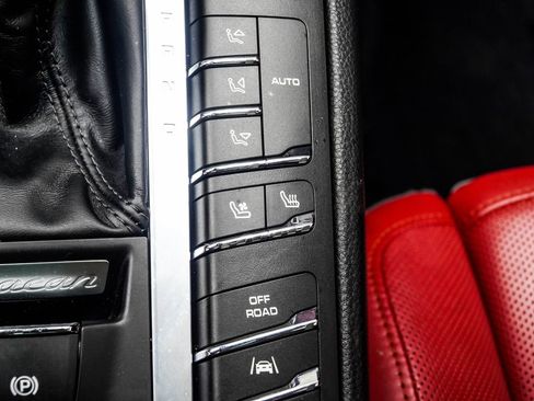 Used 2018 Porsche Macan S image 25