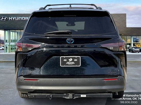 Used 2024 Toyota Sienna XSE image 4