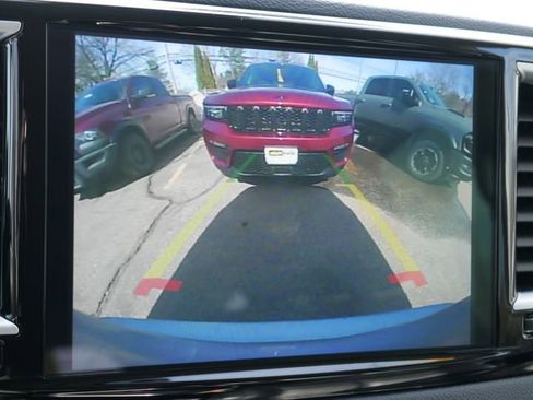 Used 2023 Chrysler Pacifica Touring-L image 20