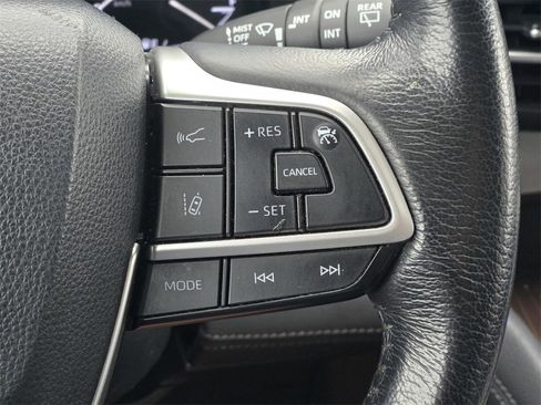 Used 2022 Toyota Sienna XLE image 18