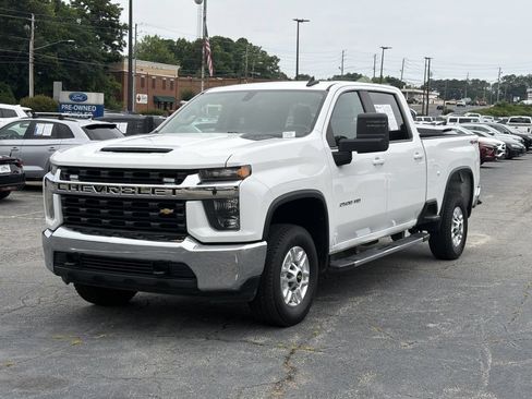 Used 2022 Chevrolet Silverado 2500 LT AWD/4WD image 3