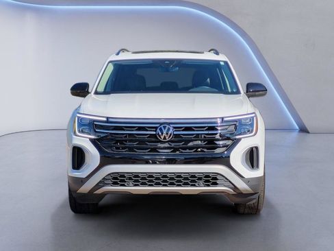 Used 2025 Volkswagen Atlas Peak Edition SE AWD/4WD image 2