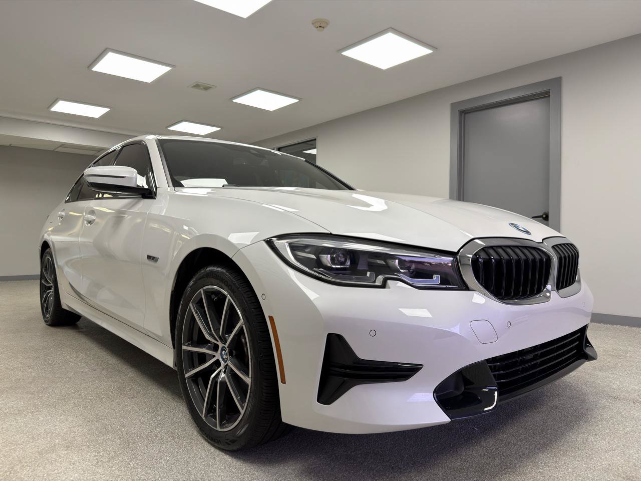 Used 2022 BMW 330e xDrive w/ Driving Assistance Package AWD/4WD image 4