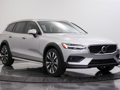 Used 2025 Volvo V60 B5 Cross Country Ultra w/ Protection Package Premier AWD/4WD image 7