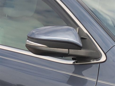 Used 2015 Toyota Highlander LE image 12