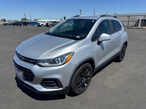 Used 2021 Chevrolet Trax LT w/ Sport Edition FWD image 2