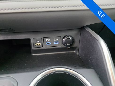Used 2022 Toyota Highlander XLE FWD image 24