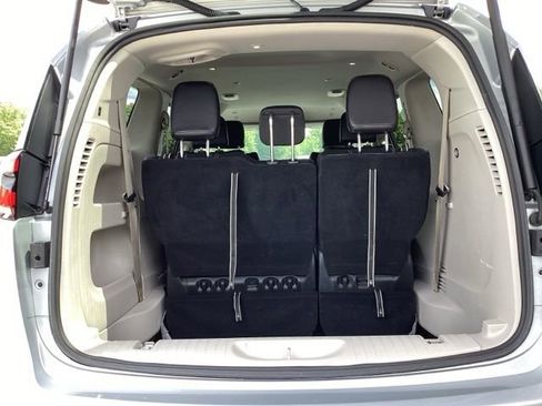 Used 2023 Chrysler Pacifica Touring-L FWD image 10