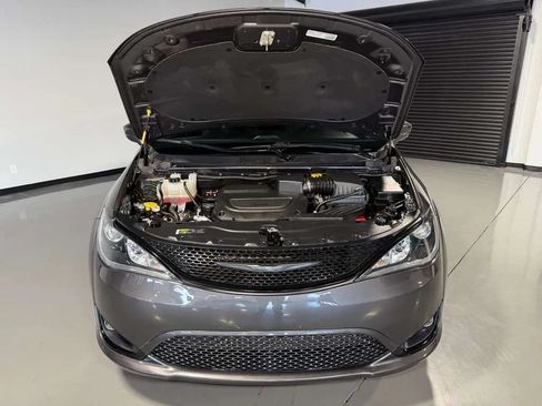 Used 2018 Chrysler Pacifica Touring Plus w/ S Appearance Package FWD image 4