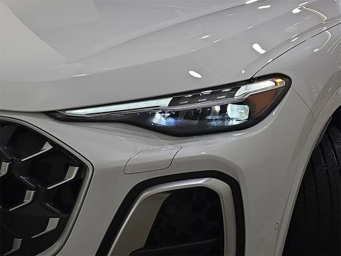 New 2025 Audi SQ5 Prestige image 31