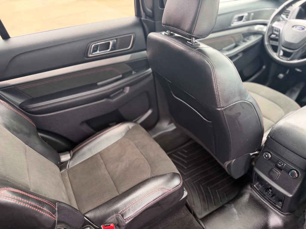 Used 2018 Ford Explorer XLT w/ Equipment Group 202A AWD/4WD image 13