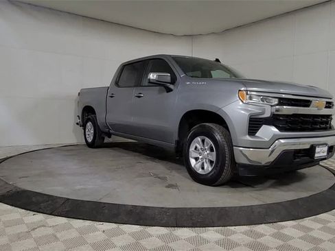 Used 2025 Chevrolet Silverado 1500 LT image 2