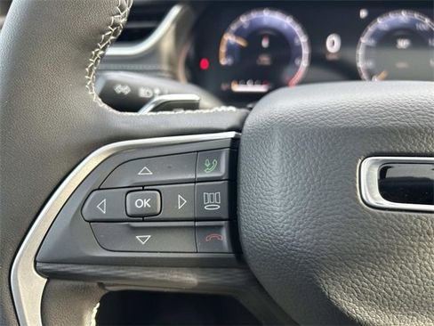 New 2025 Jeep Grand Cherokee L Altitude image 10