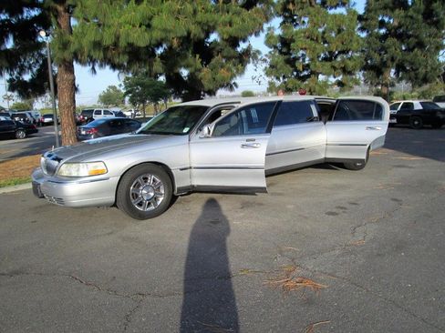 Used 2009 Lincoln Town Car Executive image 25
