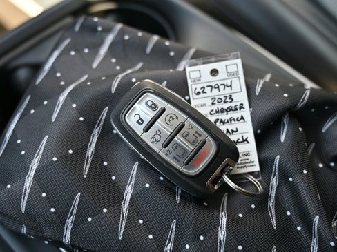 Used 2023 Chrysler Pacifica Touring-L FWD image 33