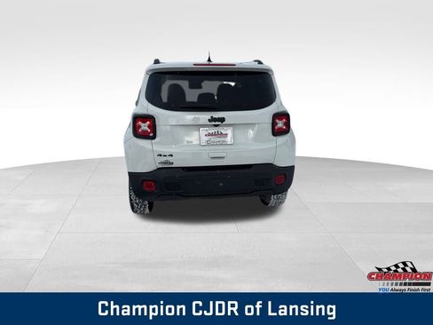 Used 2023 Jeep Renegade Latitude image 3