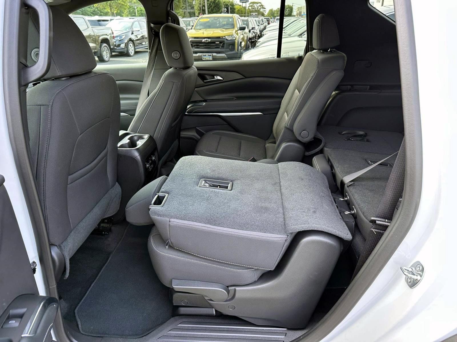 Used 2025 Chevrolet Traverse LT w/ Driver Confidence Package FWD image 12