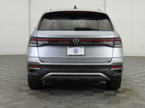 Certified 2025 Volkswagen Taos SE w/ Panoramic Sunroof Package image 6
