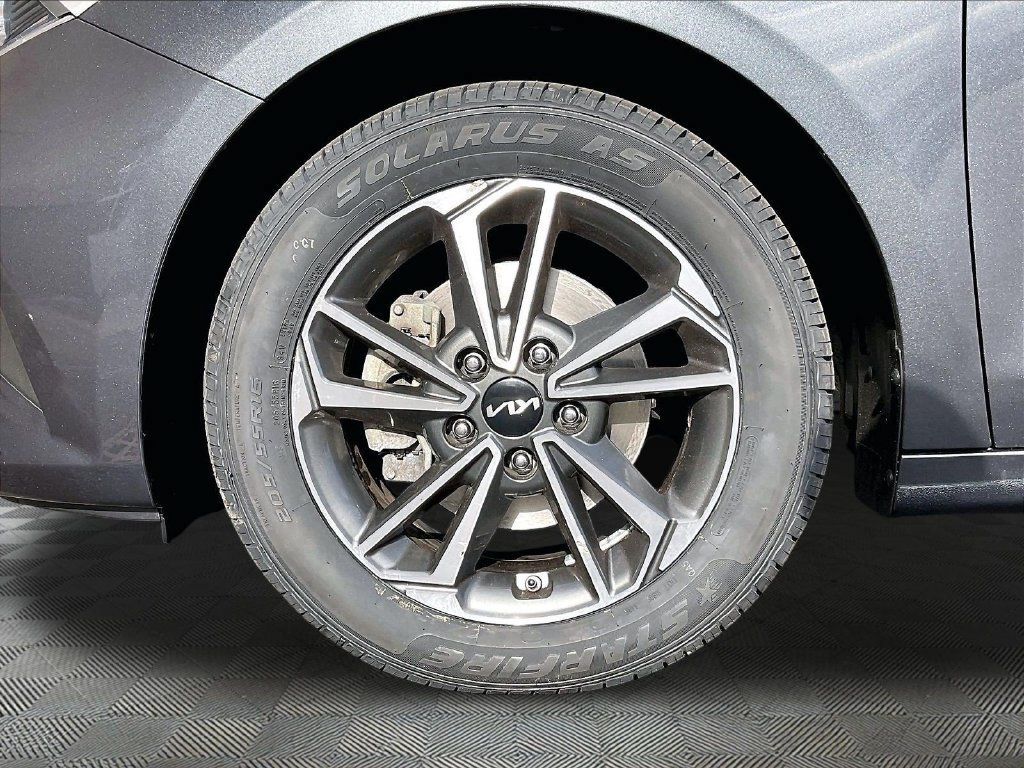 Used 2023 Kia Forte LXS w/ LXS Technology Package FWD image 6