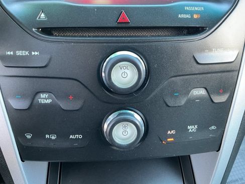 Used 2015 Ford Explorer XLT w/ Equipment Group 202B FWD image 17