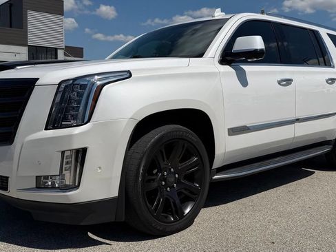 Used 2019 Cadillac Escalade ESV Premium Luxury AWD/4WD image 14